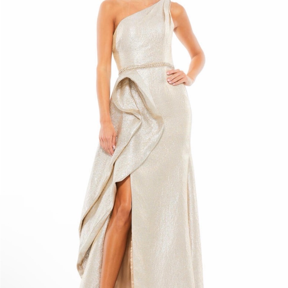 Elegant One-Shoulder Gown in Shimmering Gold